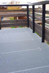 Terrasse en caillebotis métallique